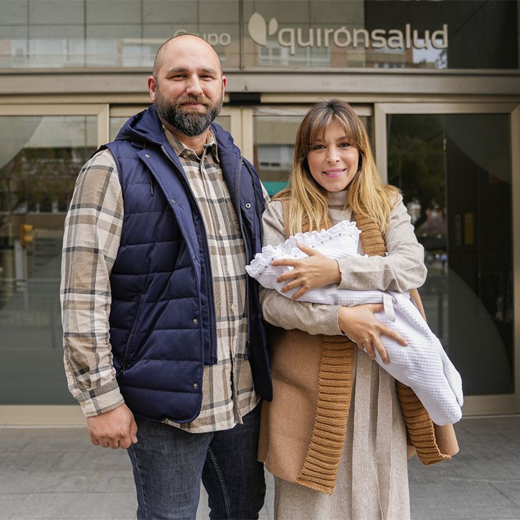 Gisela abandona el hospital con su bebé, tras someterse a una operación 72 horas después de dar a luz