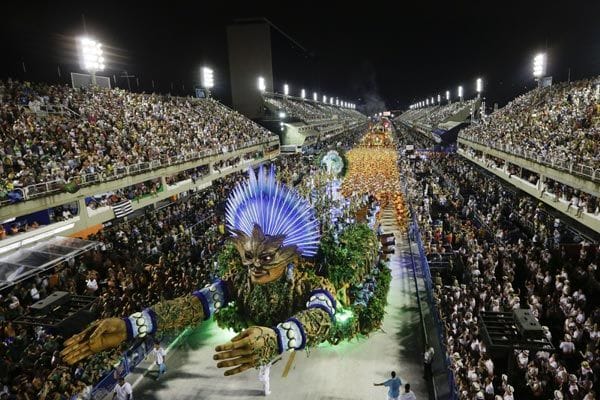 El carnaval de Río de Janeiro es uno de los más famosos del mundo y por su sambódromo desfilan miles de personas 