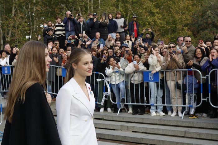 Leonor y Sofía de Borbón saliendo del Palacio Real