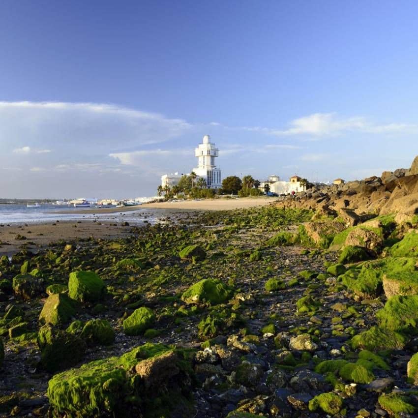 Faro y playa en Isla Cristina.