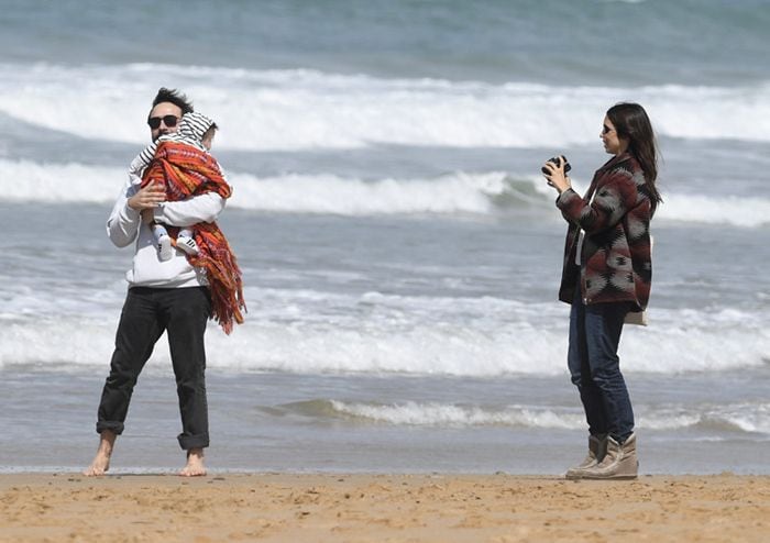 Elena Furiase con su novio y su hijo en la playa