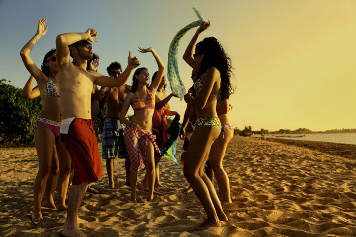 gente bailando en la playa