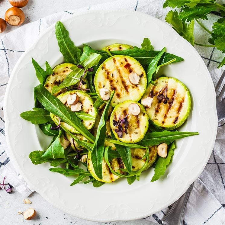 Ensalada de rúcula, calabacín a la parrilla y avellanas