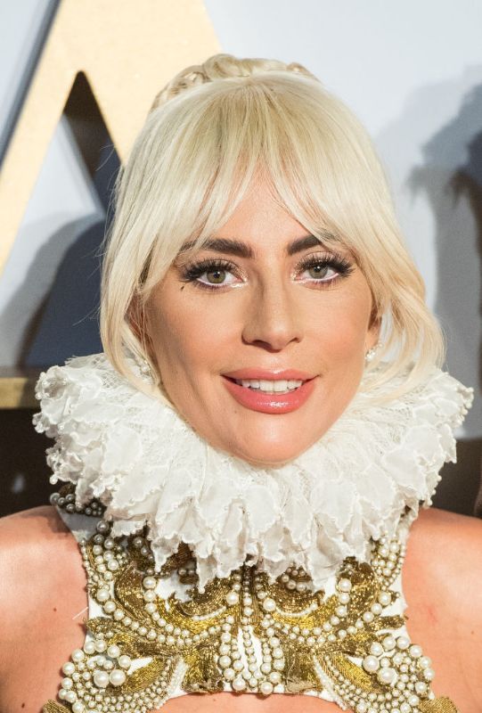  Lady Gaga con cabello rubio y delineador blanco en la línea inferior del ojo