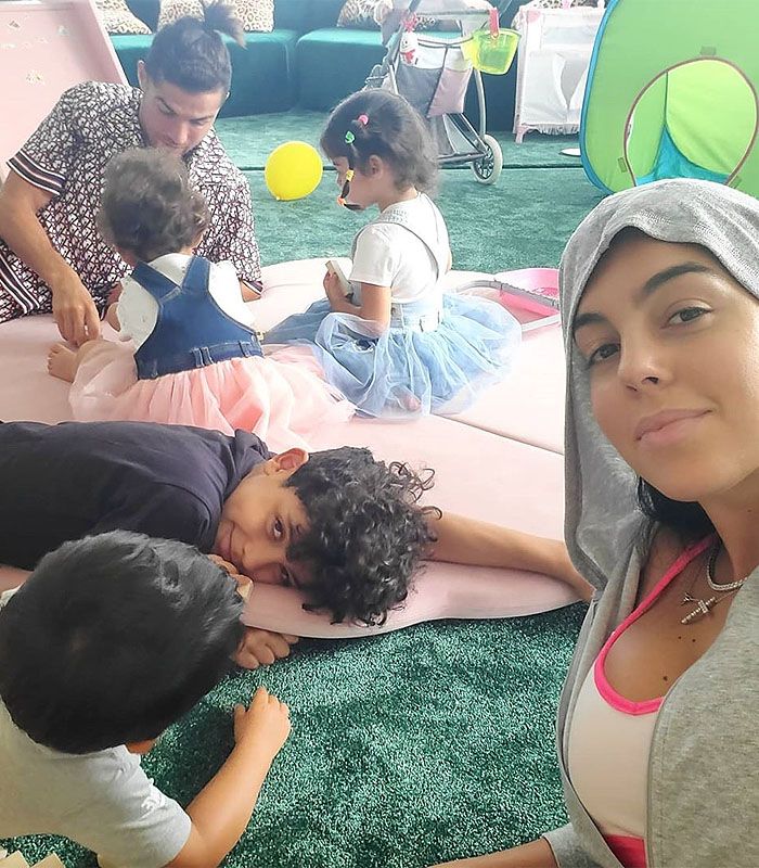 Georgina Rodríguez y Cristiano Ronaldo con los niños