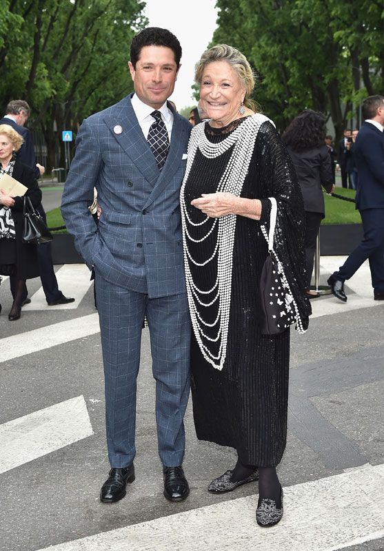 Marta Marzotto -con un vistoso collar de perlas y una túnica de cuyas mangas también están rematas con perlas- y su hijo pequeño Matteo, el pasado 30 de abril en un evento de Giorgio Armani en Milán
