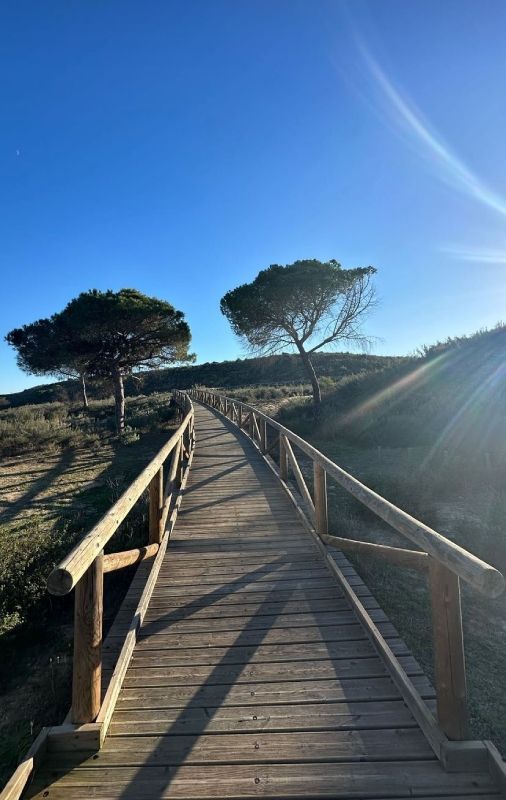 Onur Seyit Yaran ('Hermanos') en la playa de Cuesta de Manalí en Huelva