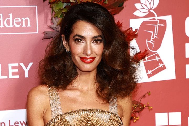 Amal Clooney estrena un vestido de cristales que exigió 1.000 horas de elaboración