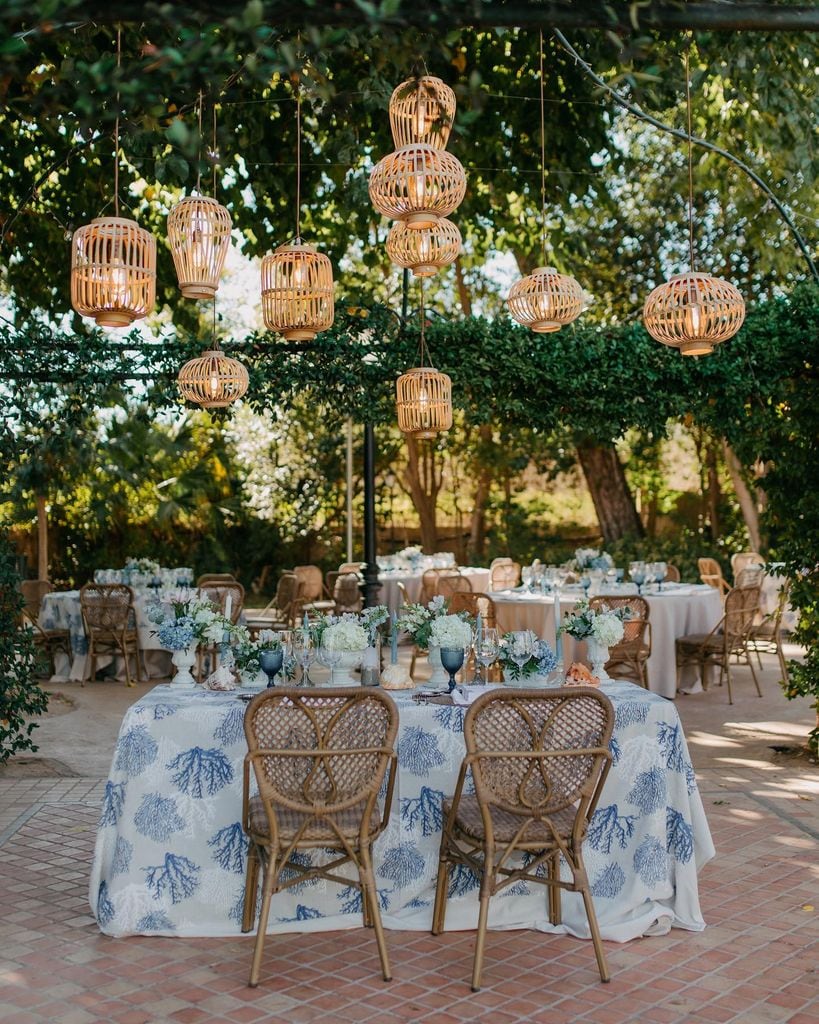 Decoración con manteles de boda a color azul con estampado mar