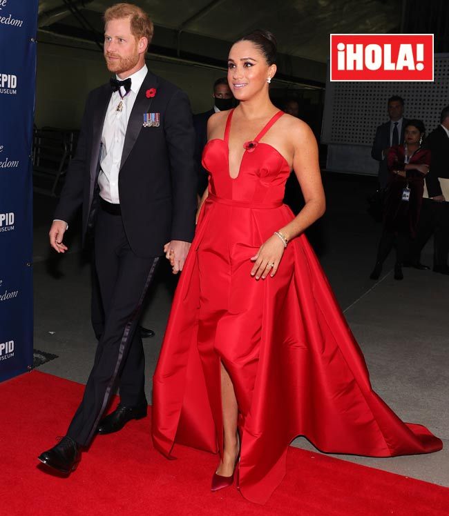 Meghan Markle con un vestido rojo de Carolina Herrera