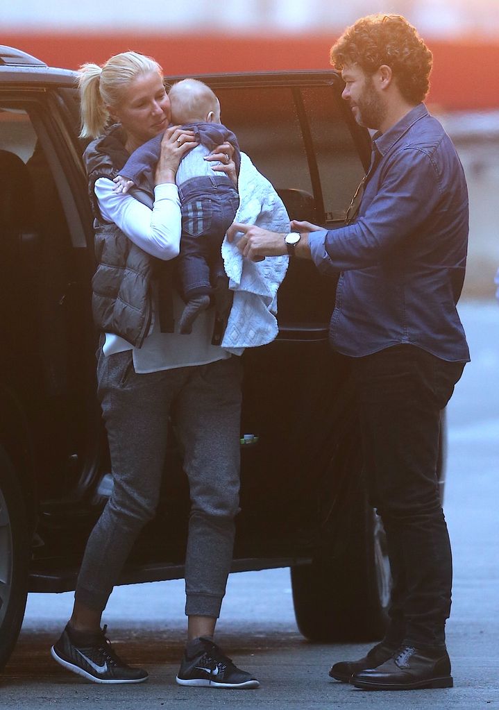 Anne Igartiburu y Pablo Casado con su hijo Nicolás en Nueva York el 30 de octubre de 2016