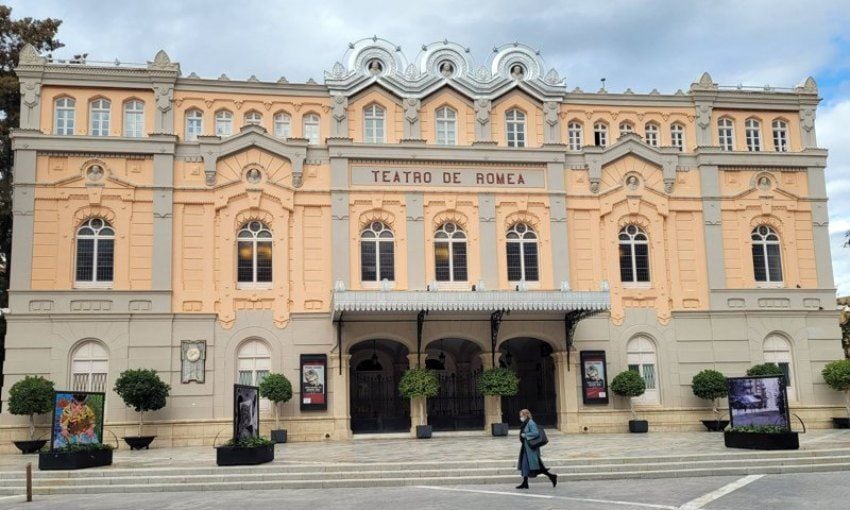 Fachada del Teatro Romea.