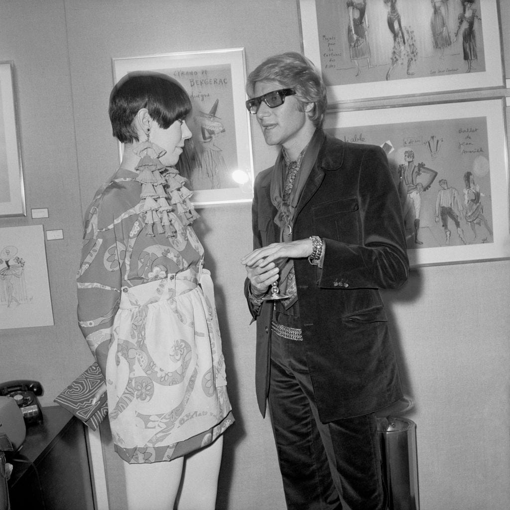 Peggy Moffitt conversa con Yves Saint Lauren en una fiesta de Andy Warhol en Nueva York el 20 de septiembre de 1968.