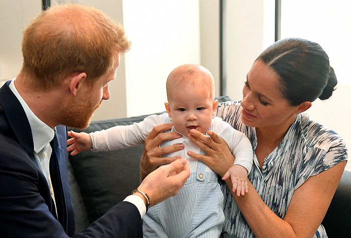 Meghan Markle y el príncipe Harry con su hijo