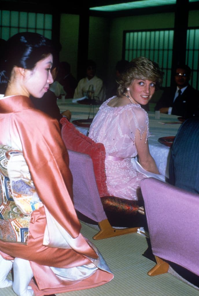 La princesa Diana de Gales con un vestido de Zandra Rhodes en Kioto, Japan, el 9 de mayo de 1986