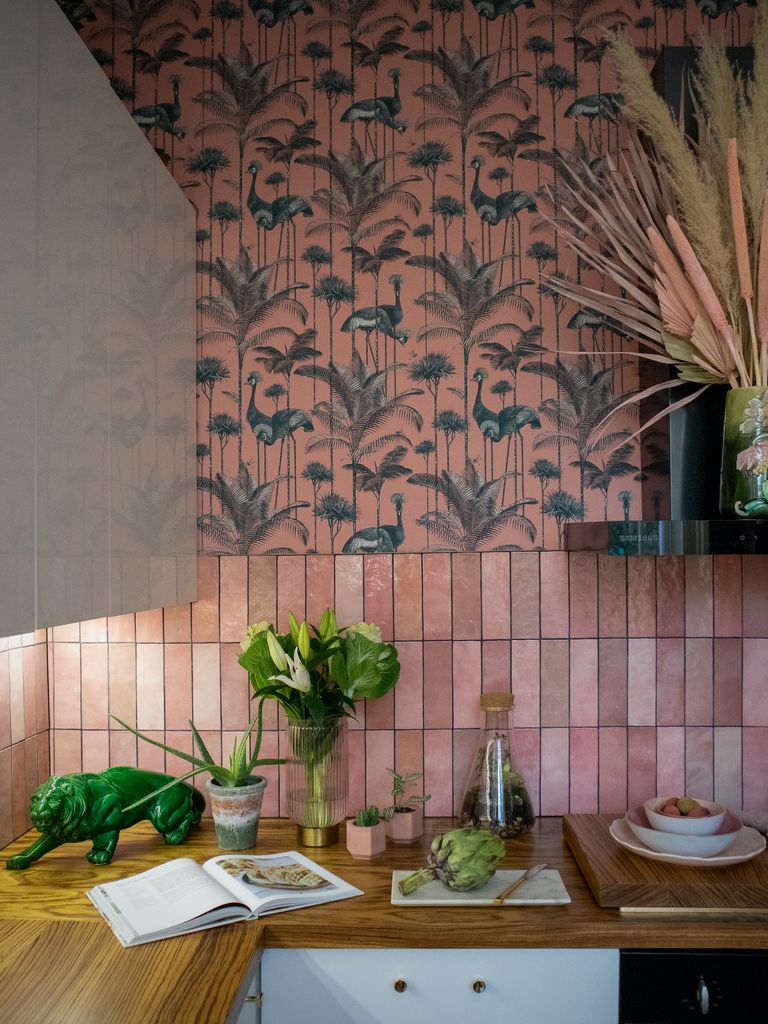 Azulejos rosas y papel pintado en cocina