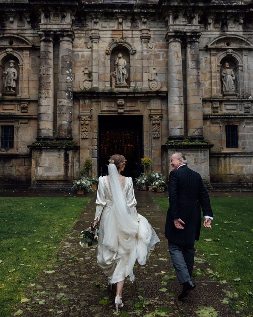 Novia llegando a la iglesia con la cola recogida