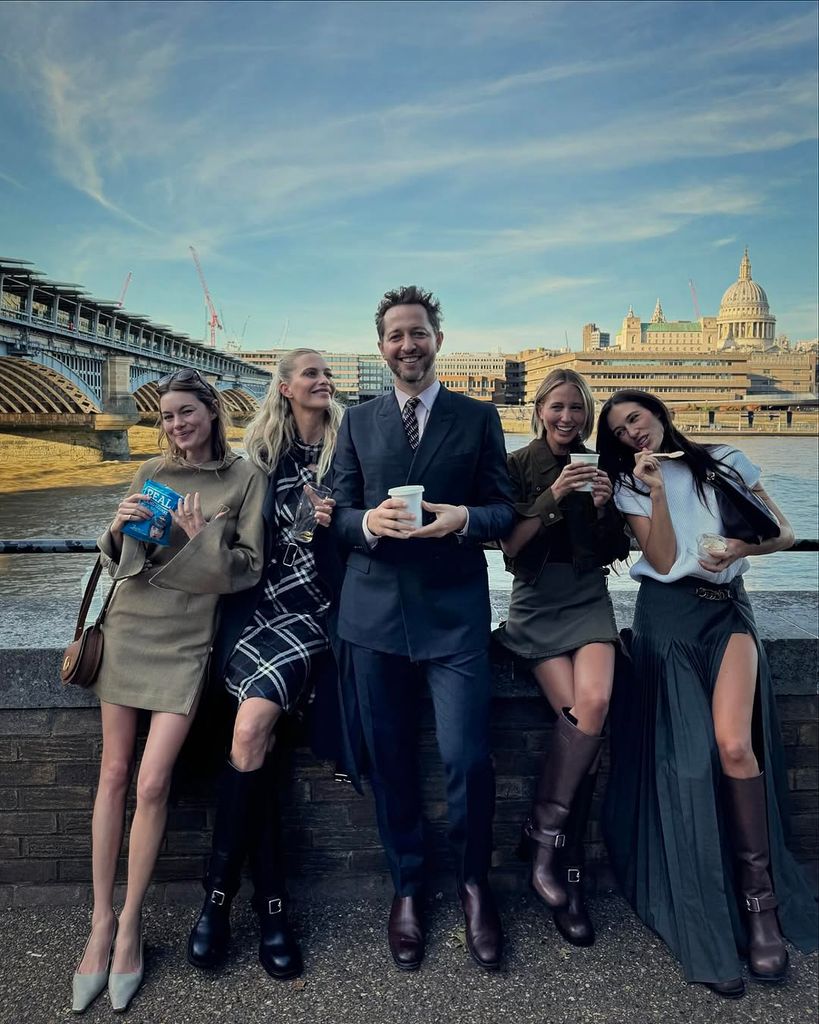 Derek C. Blasberg en Londres con Poppy Delevingne, Olympia de Grecia, Devon Lee Carlson y Camille Rowe,