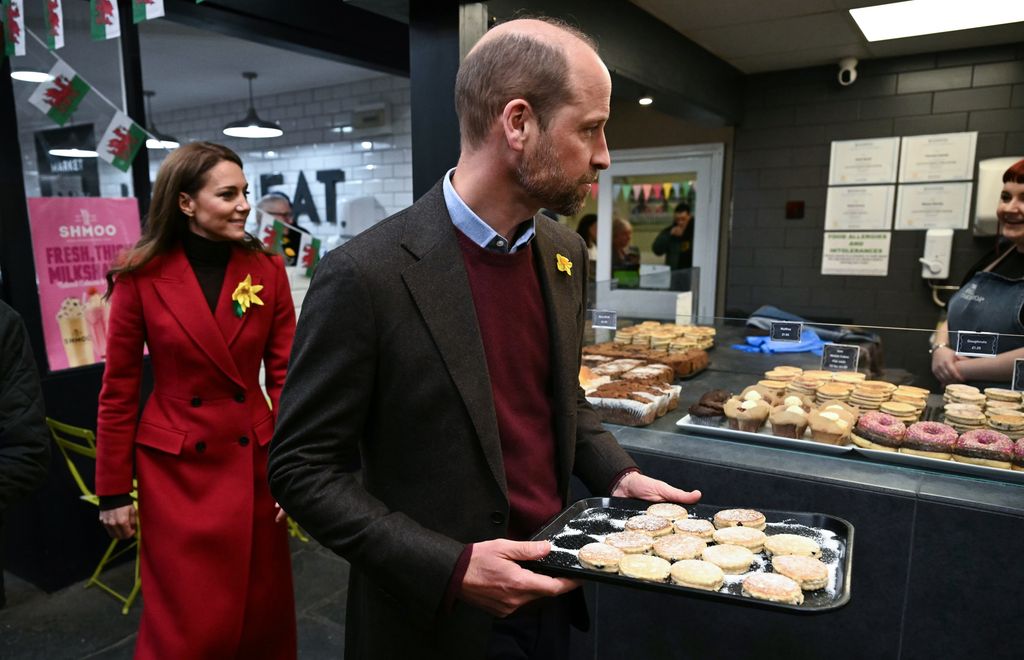 El matrimonio real mostraron su talento en la repostería.