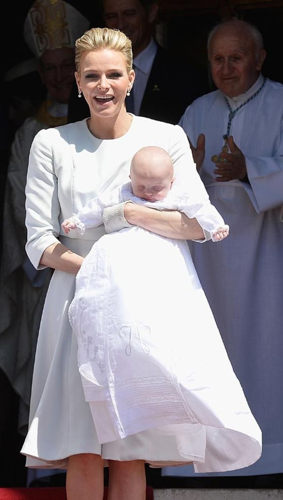 Charlene de Mónaco y el príncipe heredero Jacques, ambos vestidos de Dior para la memorable jornada
