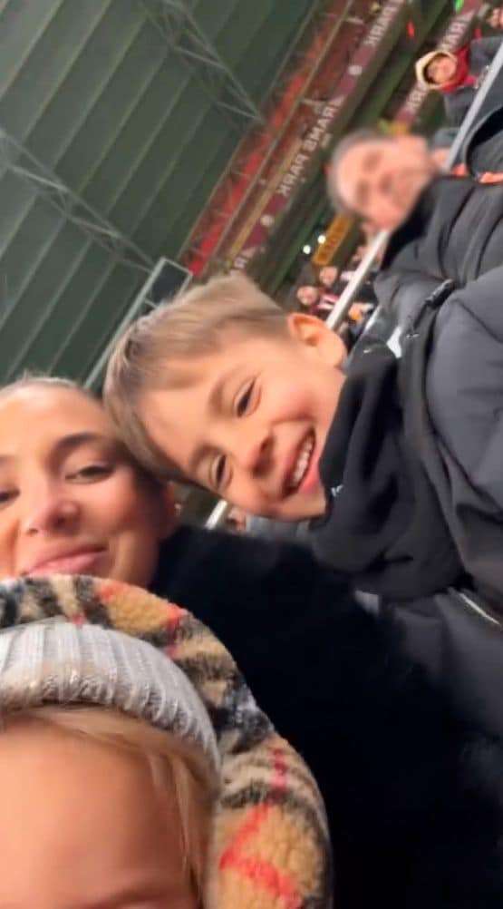 Alice Campello junto a sus hijos viendo jugar a Álvaro Morata. 