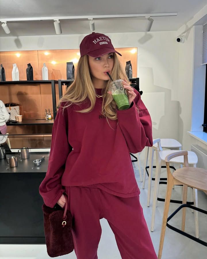 Romee Strijd con conjunto granate y té matcha latte