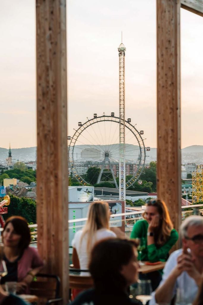 Restaurante NENI am Prater en Viena, con vistas a la noria