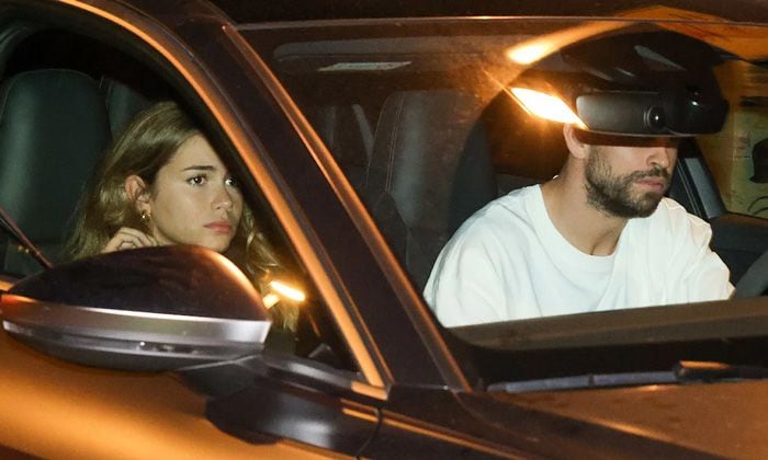 Gerard Piqué y Clara Chía en el coche