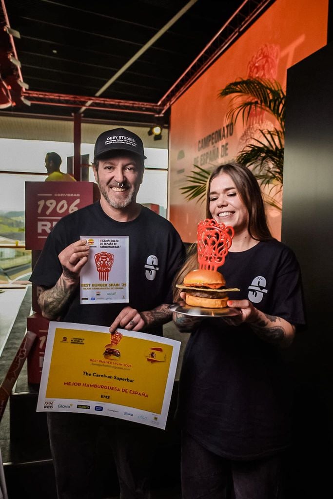 Jorge Cadierno y Sara Alonso posan con su premio