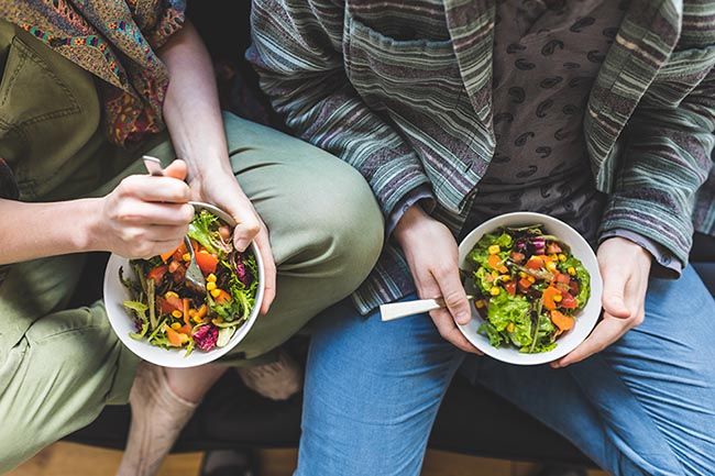 Cenar en el sofá: como organizar tu cena para una noche de sofá, serie y manta