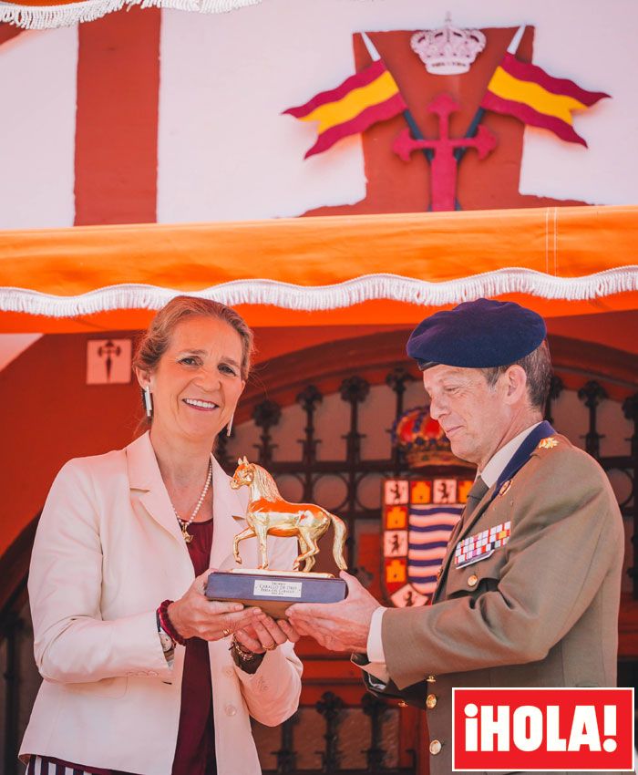 La infanta Elena, entregando el premio Caballo de Oro a la Guardia Real