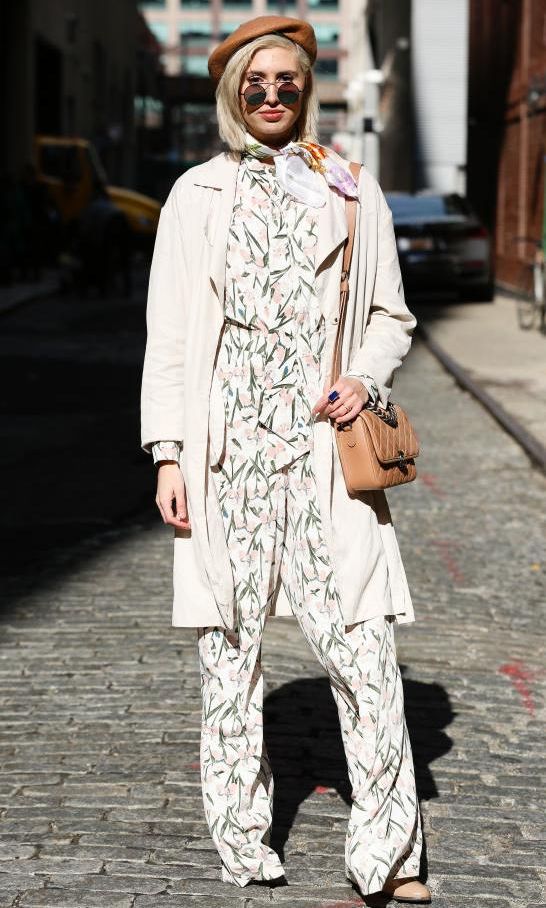 look de jumpsuit estampado y gabardina beige