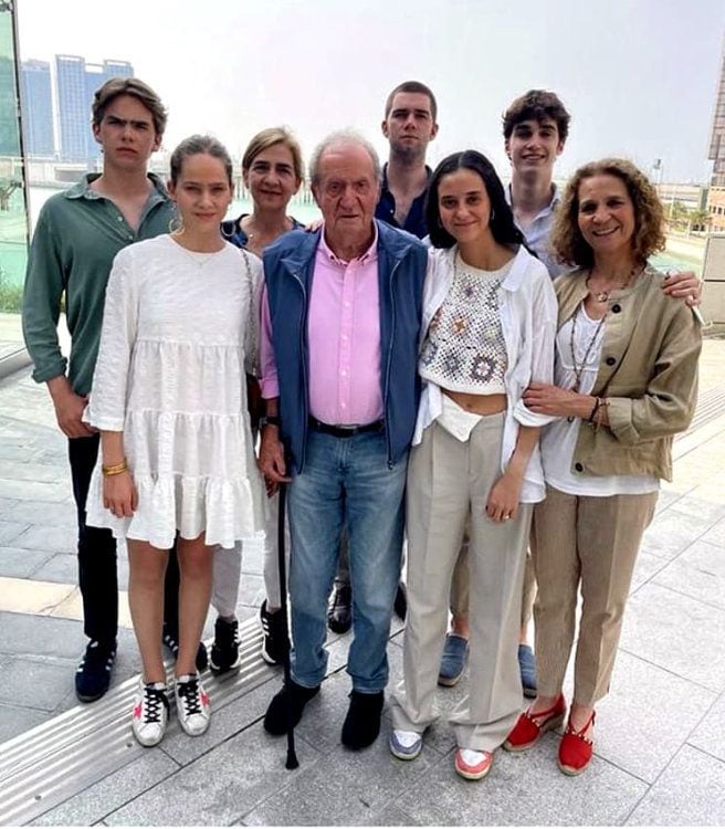 Don Juan Carlos con sus hijas y nietos 