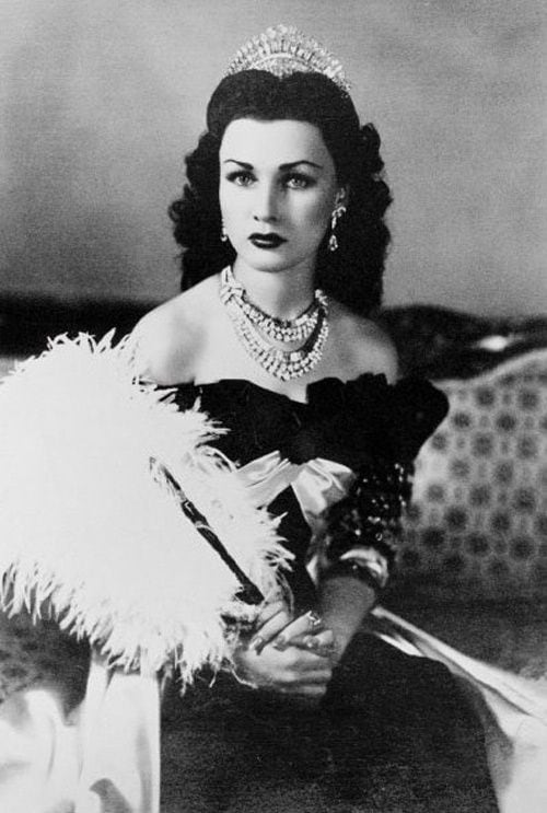 A pesar de ser una de las mujeres más famosas de su época, enormemente cosmopolita y de una elegancia extrema, la vida de la princesa egipcia Fawzia Fuad (1921-2013) estuvo marcada sobre todo por su infeliz matrimonio con el shah Mohammad Reza Pahlaví (1919-1980)
