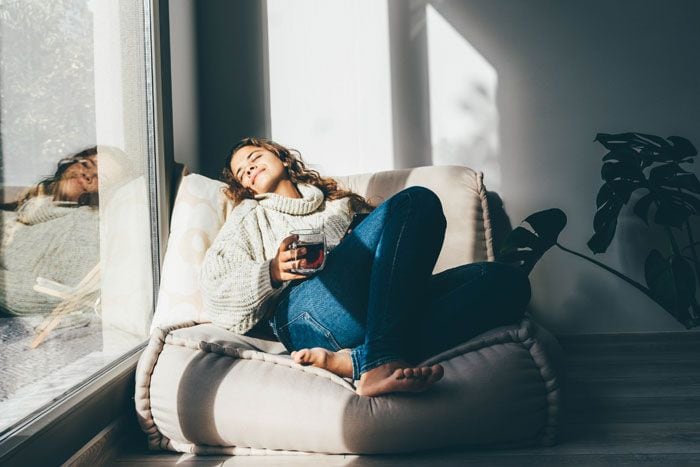 mujer tomando una infusión