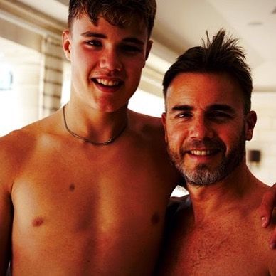 La rara foto familiar de Gary Barlow que ha sorprendido por la altura de uno de sus hijos  