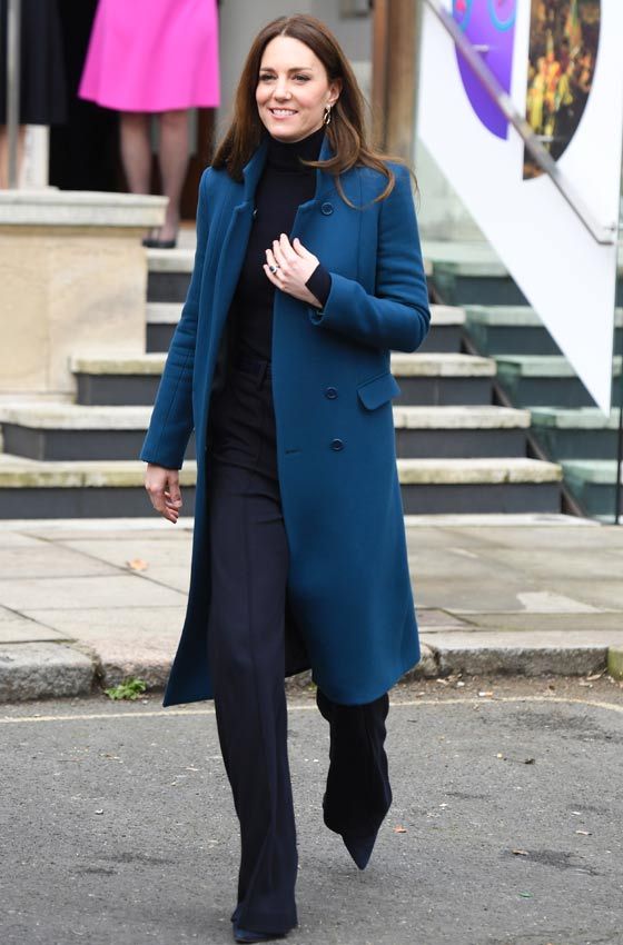 Kate Middleton con pantalones campana