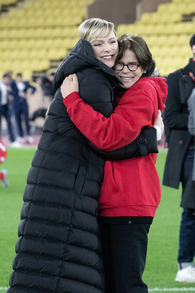 Charlene de Mónaco y Estefanía de Mónaco el 22 de enero de 2023 en un partido de fútbol 