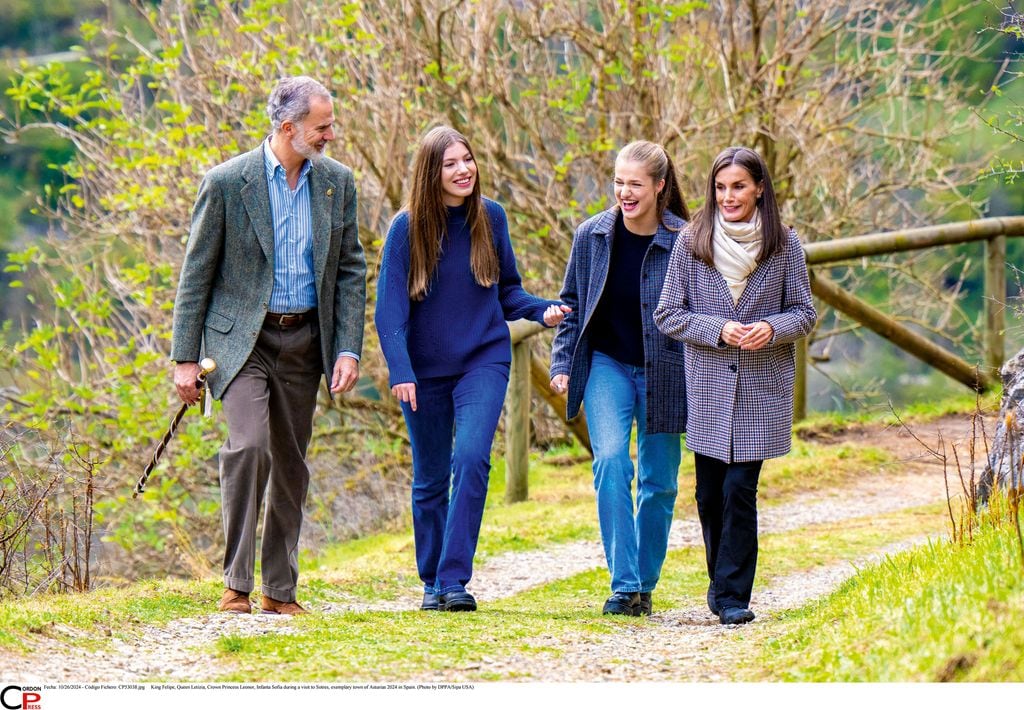 Los reyes Felipe y Letizia con la princesa Leonor y la infanta Sofía en Asturias