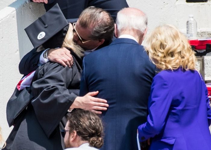 Maisy Biden abrazada a su padre 