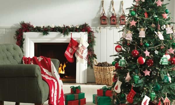 Si quieres que nadie se pierda su regalo, una buena idea es colocarlos bajo el árbol o en la chimenea. ¡Pónselo fácil a Papá Noel! En El Corte Ingles (elcorteingles.es).
