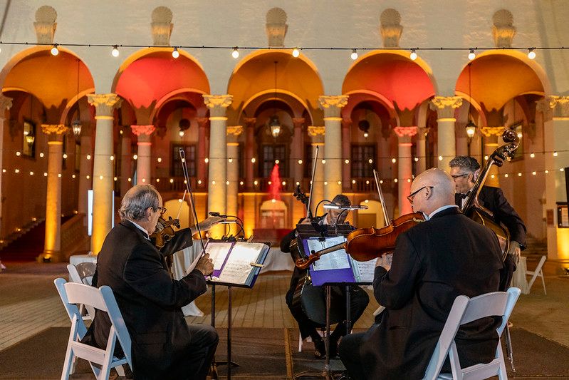 La gala, que tuvo lugar en el hotel Biltmore de Miami, estuvo amenizada por música en vivo y una cena