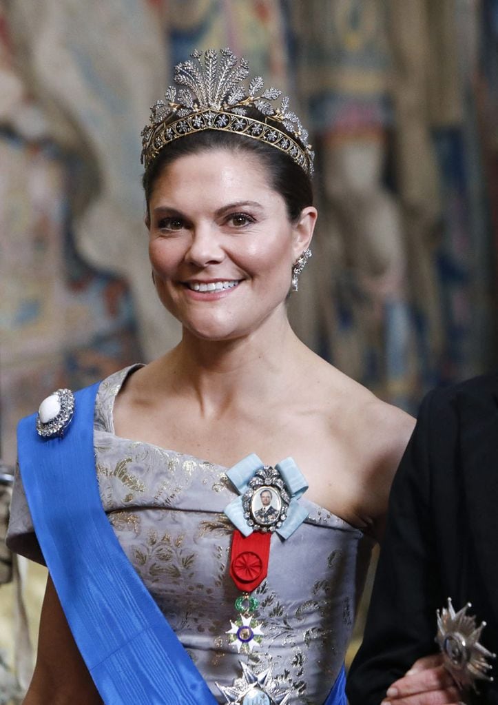 Victoria de Suecia y la reina Letizia conquistan con vestidos de gala de H&M