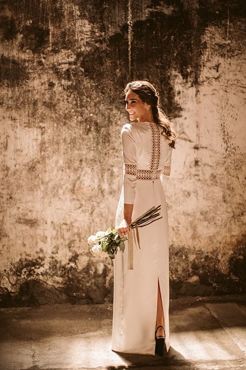 Cristina novia con un vestido satinado sin cola en 2021