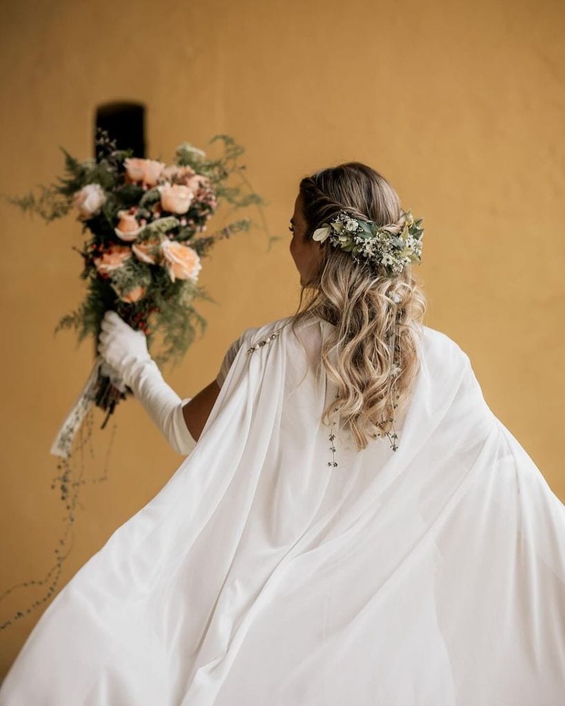 Novia con flores en el pelo naturales