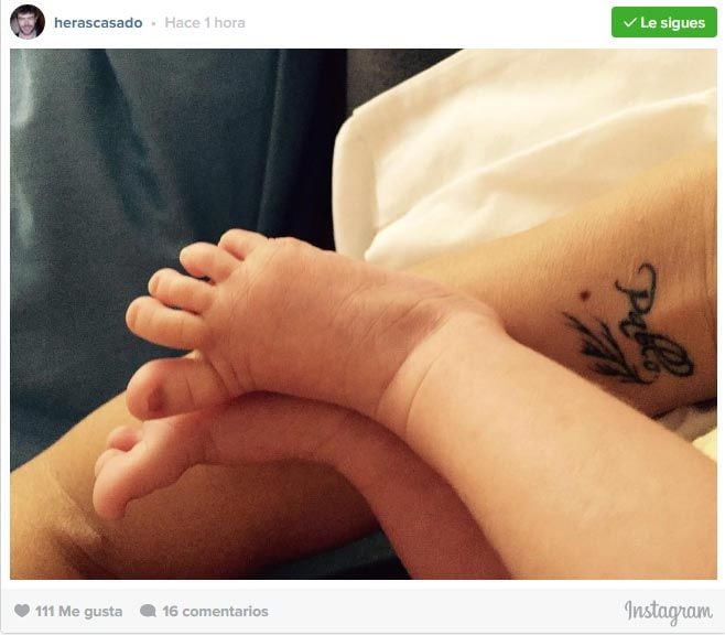 Pablo Heras-Casado, marido de Anne Igartiburu, ha publicado una tierna imagen de los pies de su hijo Nicolás junto al brazo de su mamá, que lleva tatuado el nombre de su marido en la muñeca
