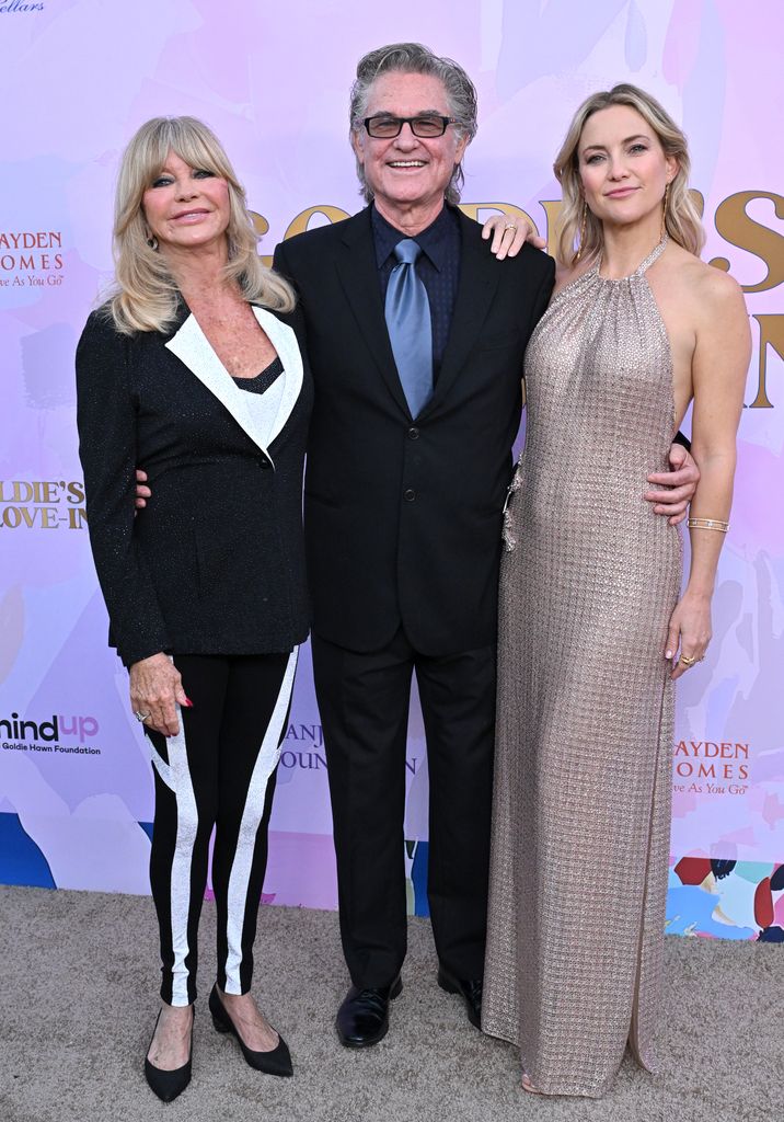 Goldie Hawn, Kurt Russell y Kate Hudson en el vigésimo aniversario de la Fundación Goldie Hawn en Beverly Hills el 27 de septiembre de 2024