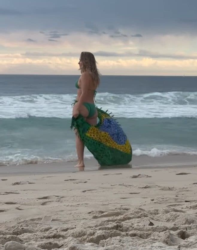 Ariadne presumió su espectacular físico en la playa brasileña.