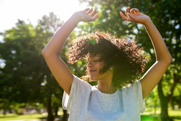 mujer alegre al aire libre