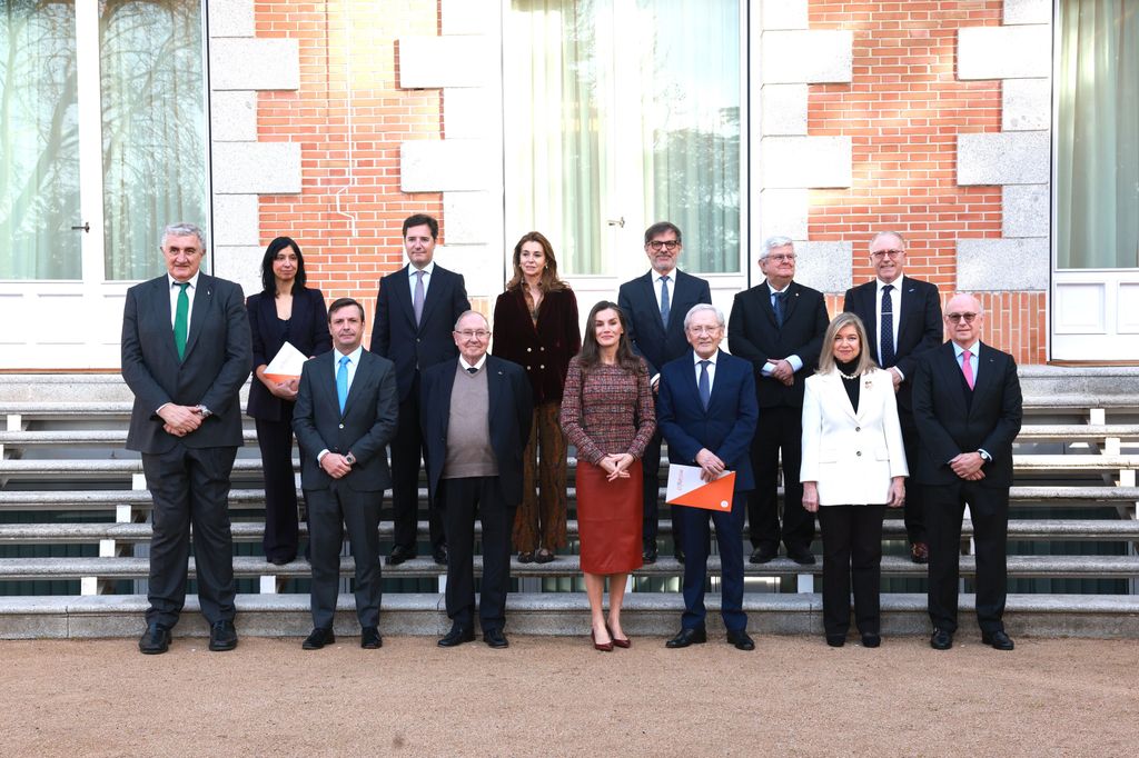 La reina Letizia recibe en audiencia a Fernando Ónega, padre de su íntima amiga Sonsoles Ónega, como presidente del diario '65ymás' y a su comité de expertos, entre ellos Fernando Romay